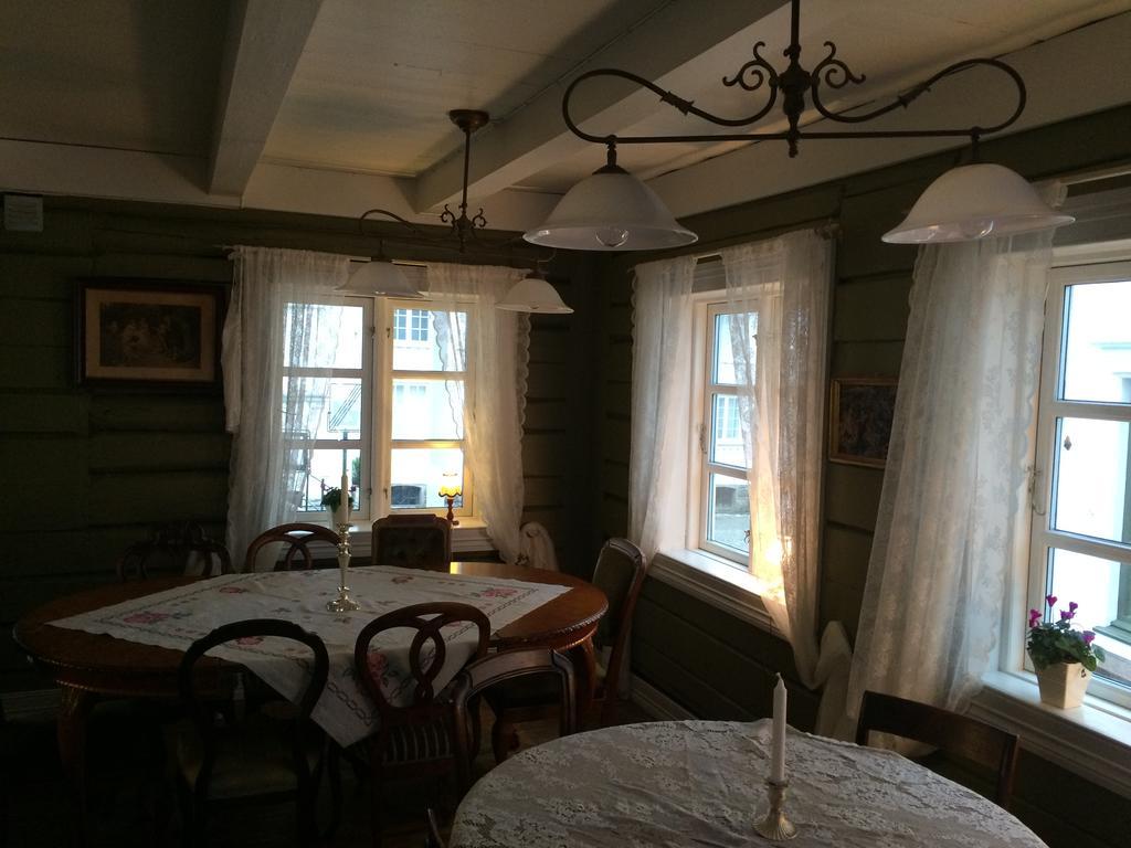 Gjestehuset Ibsen Grimstad  Εξωτερικό φωτογραφία