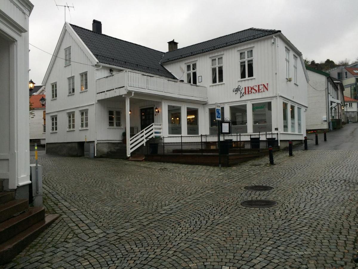 Gjestehuset Ibsen Grimstad  Δωμάτιο φωτογραφία